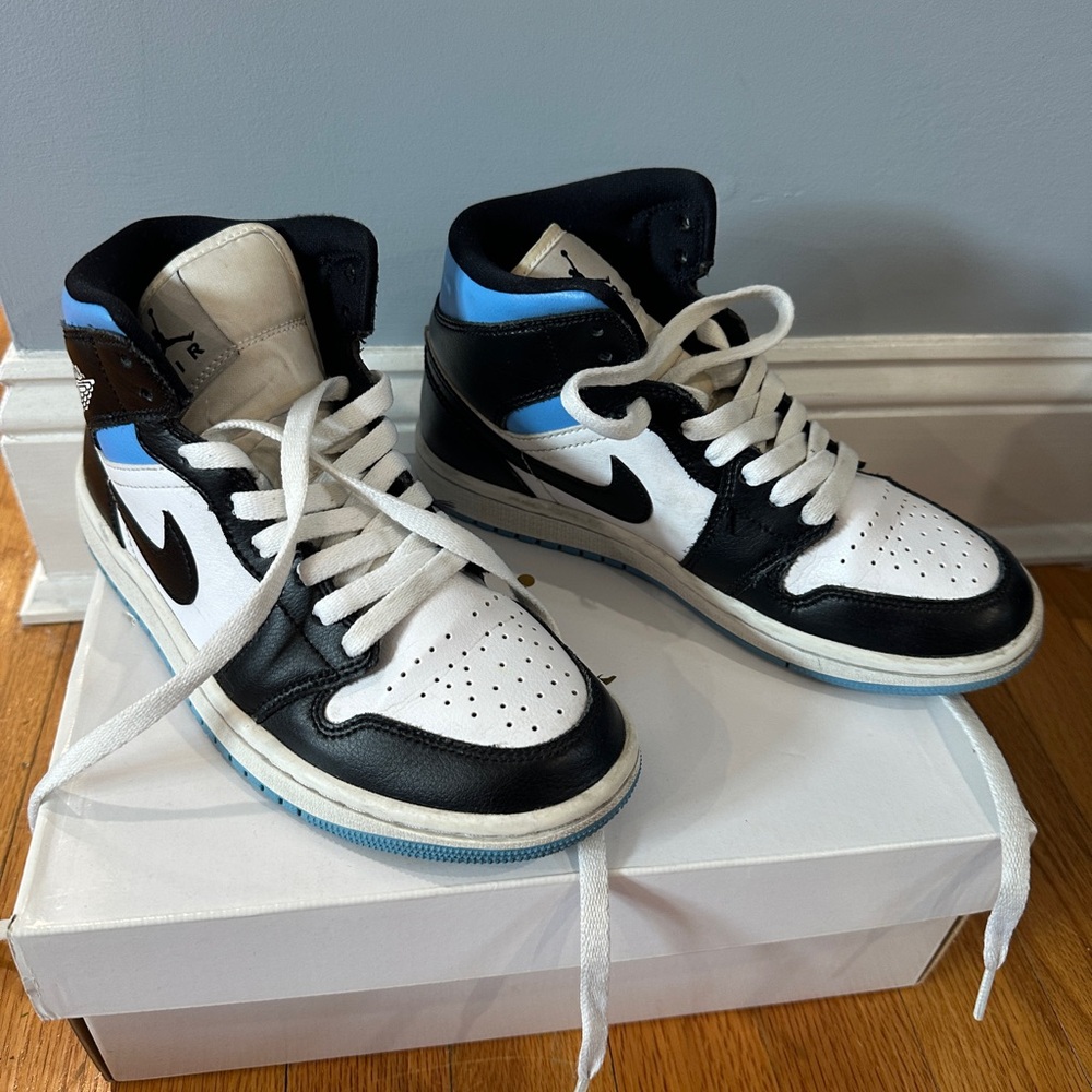 Nike Jordan 1 university